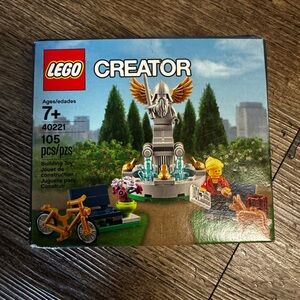 Lego 40221 Retired Set Fountain Bench Frogs Dog Statue Rare